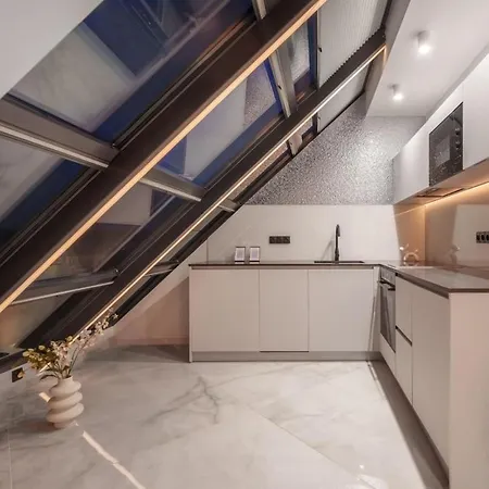 Apartment Luxury Skylight Loft & Terrace Center Warna