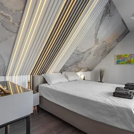 Luxury Skylight Loft & Terrace Center Apartment *