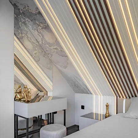 Luxury Skylight Loft & Terrace Center Apartment *