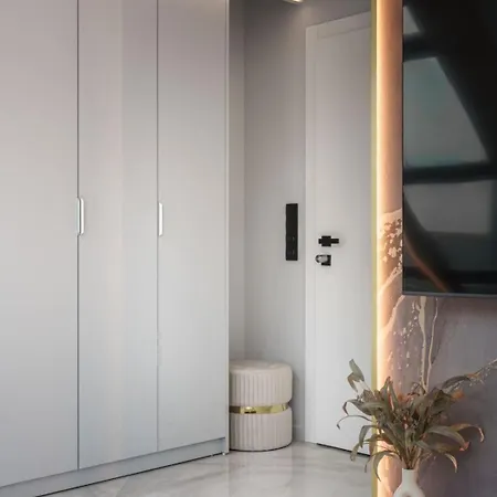 Apartment Luxury Skylight Loft & Terrace Center Warna